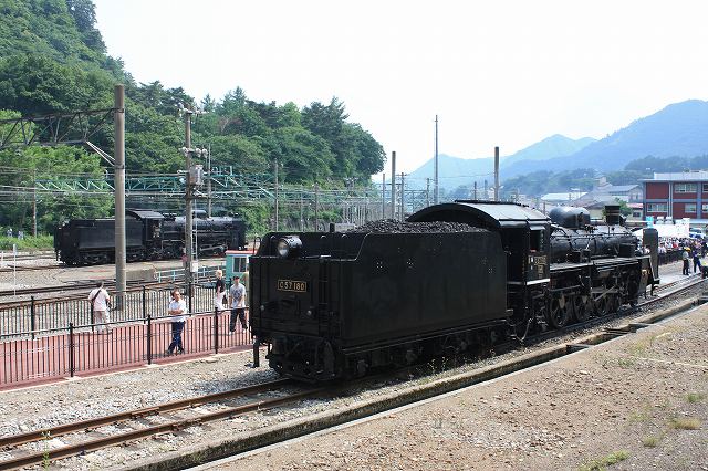 蒸気機関車C57 180号機・テンダー(炭水車)には大きな電気が付いているの写真の写真
