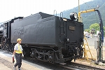 蒸気機関車C61 20号機・炭水車に水を補給
