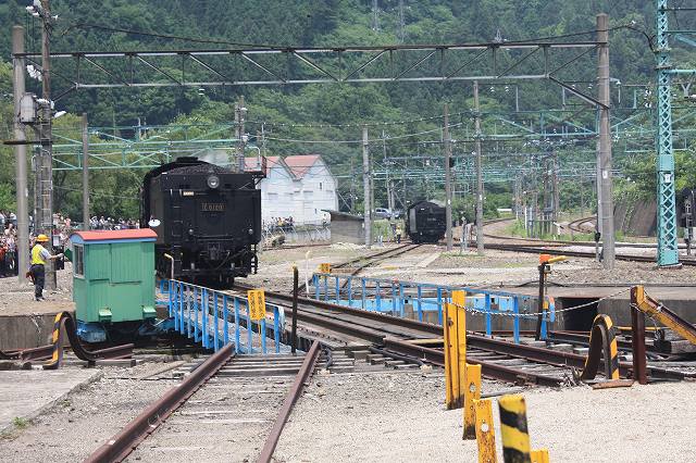 蒸気機関車C61 20号機・バックで転車台に向けて走行中の写真の写真