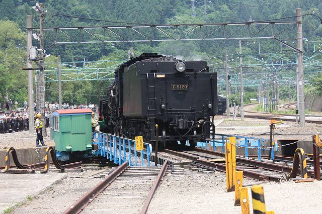 蒸気機関車C61 20号機・転車台進入開始の写真の写真