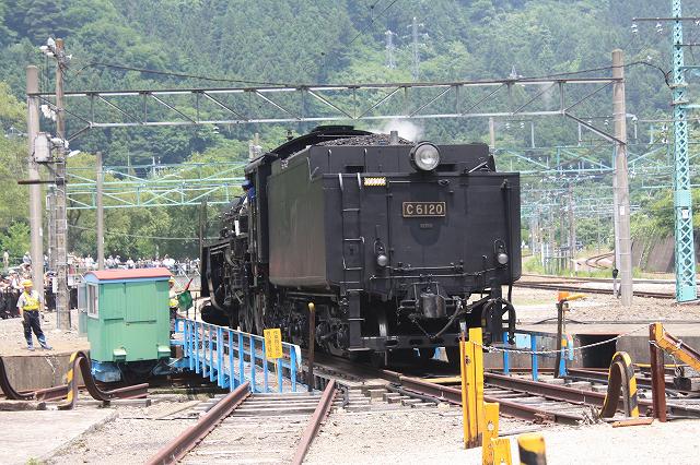 蒸気機関車C61 20号機・転車台に設置完了の写真の写真