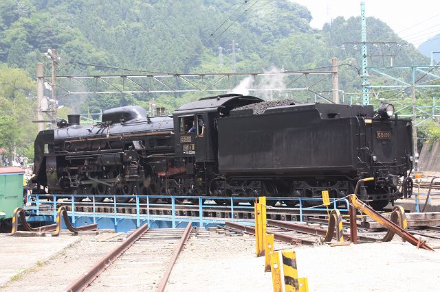 蒸気機関車C61 20号機・計11軸22輪の車輪が見えるの写真の写真