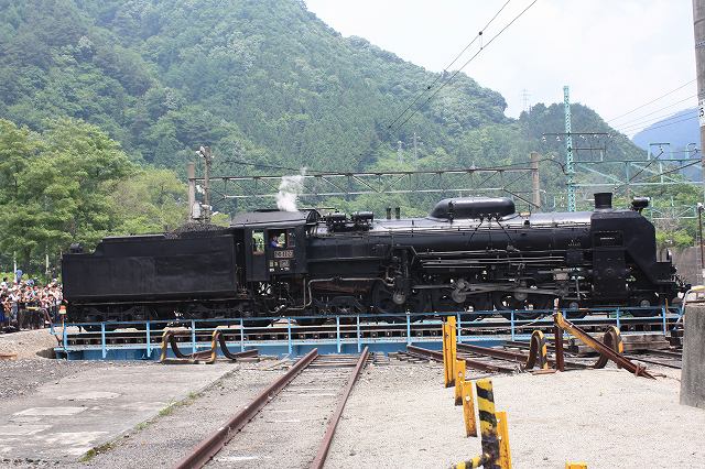 蒸気機関車C61 20号機・さっきとは反対の右側の真横の写真の写真