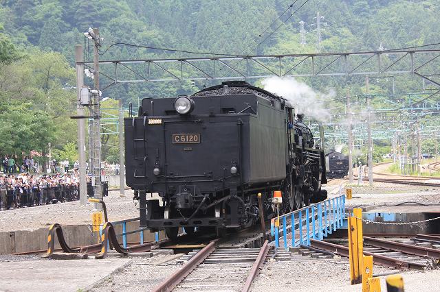 蒸気機関車C61 20号機・車輪は転車台に収まっているようだの写真の写真