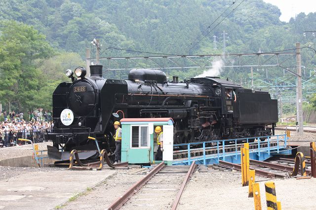 蒸気機関車C61 20号機・転車台で回転中の写真の写真