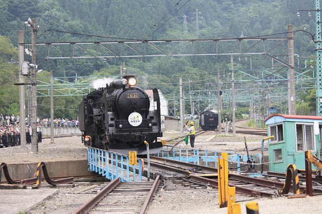 蒸気機関車C61 20号機・バックで転車台から退散開始の写真の写真