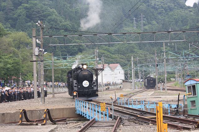 蒸気機関車C61 20号機・転車台から退散完了の写真の写真