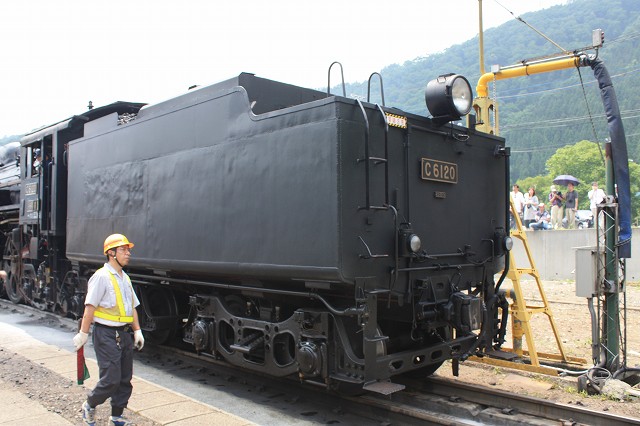 蒸気機関車C61 20号機・炭水車に水を補給の写真の写真