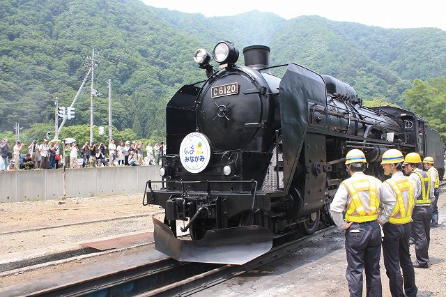 蒸気機関車C61 20号機・復路のためのメンテナンス中の写真の写真