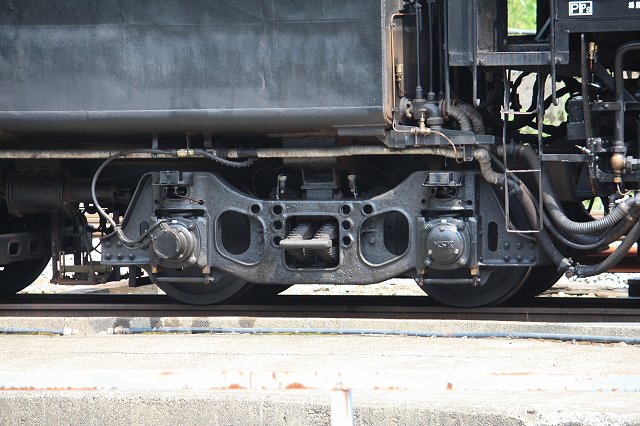 蒸気機関車C61 20号機・炭水車の前方2軸の台車の写真の写真