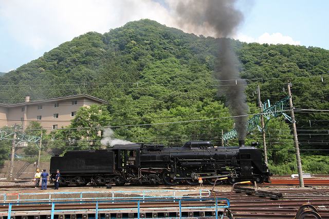 蒸気機関車C61 20号機・黒鉛を高く拭きあげるの写真の写真