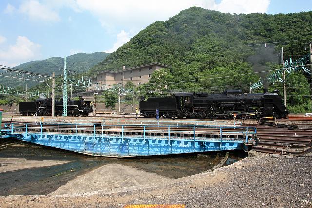 蒸気機関車C61 20号機・後ろからC57 180号機が接近の写真の写真