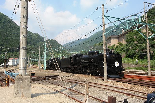 蒸気機関車C61 20号機・C57 180号機と連結完了の写真の写真