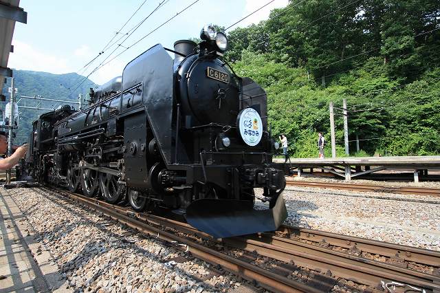 蒸気機関車C61 20号機・C61 20号機が先頭で復路の終着点の高崎駅を目指すの写真の写真