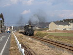 煙を吐く蒸気機関車(SL)のC12の遠景