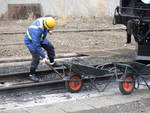蒸気機関車(SL)のD51・石炭の燃えカスを拾う