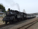 蒸気機関車(SL)のC12とC11の重連・茂木駅で待機中