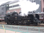 蒸気機関車(SL)のC11 325号機・白煙を上げる