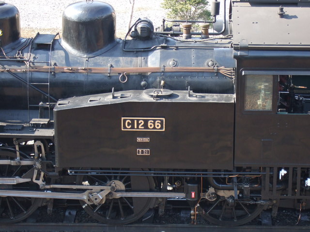 蒸気機関車(SL)のC12・横からみるSLの写真の写真