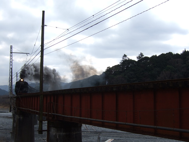 蒸気機関車(SL)のC10・橋を渡るSLの写真の写真