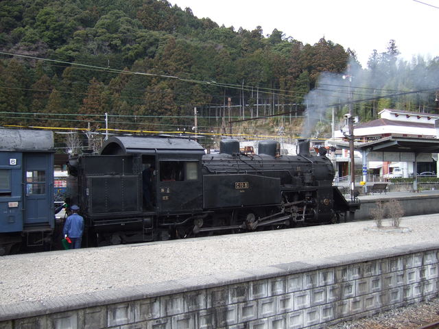 蒸気機関車(SL)のC10・千頭駅に到着直後の様子の写真の写真