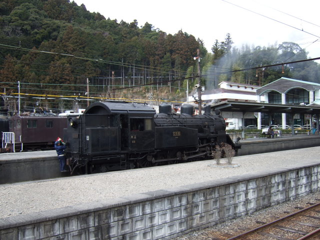 蒸気機関車(SL)のC10・切り離して向きを変える作業中の写真の写真