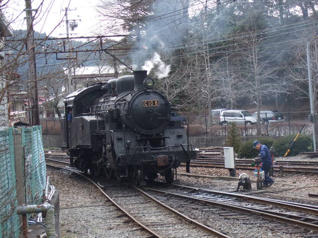蒸気機関車(SL)のC10・千頭駅での方向転換作業の写真の写真