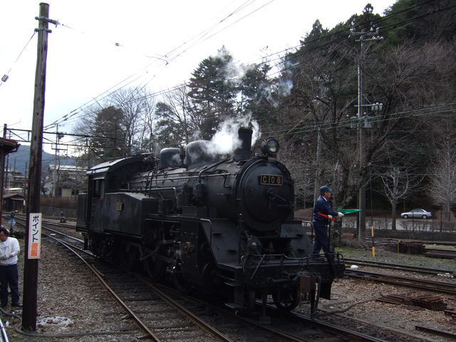 蒸気機関車(SL)のC10・スイッチバックで機関車の位置を変える作業中の写真の写真