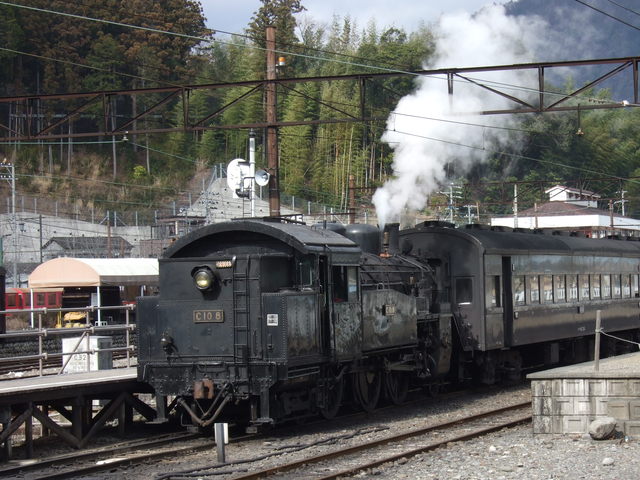 蒸気機関車(SL)のC10・後ろ向きに牽引する姿は違和感を感じるの写真の写真