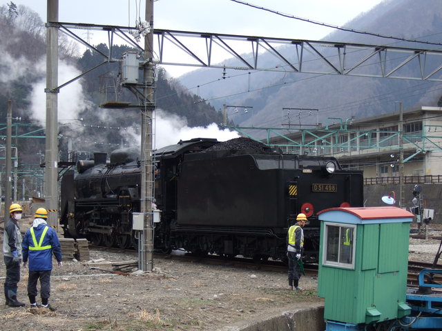 蒸気機関車(SL)のD51・ゆっくりと転写台にむかって後退の写真の写真