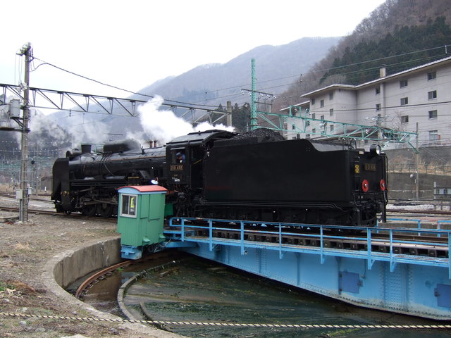 蒸気機関車(SL)のD51・バックで転写台に進入の写真の写真