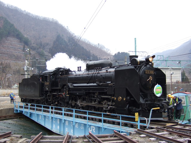 蒸気機関車(SL)のD51・転車台で回転中の写真の写真