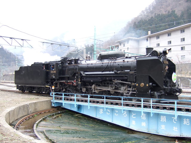 蒸気機関車(SL)のD51・回転してもバックで後退の写真の写真