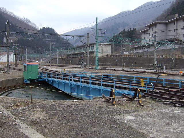 蒸気機関車(SL)のD51・約20メートルのデゴイチが乗るだけあって大きいの写真の写真