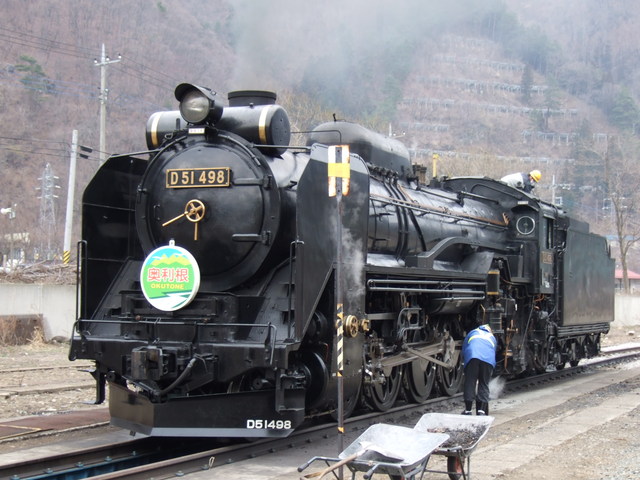 蒸気機関車(SL)のD51・すぐ近くまでSLに近づける水上駅の写真の写真