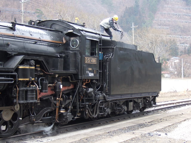 蒸気機関車(SL)のD51・石炭をならす作業風景の写真の写真