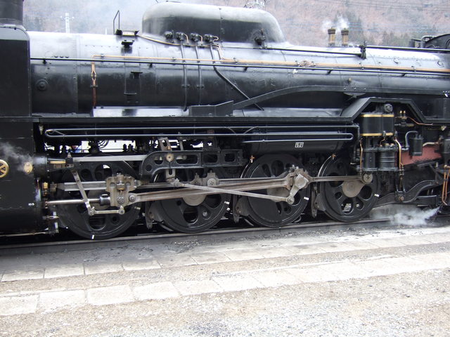 蒸気機関車(SL)のD51・4軸の動輪の写真の写真