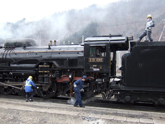 蒸気機関車(SL)・到着直後のD51の整備風景の写真の写真