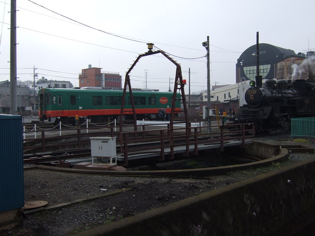 蒸気機関車(SL)のC12 66・真岡駅・転車台に進入中の写真の写真