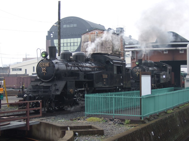 蒸気機関車(SL)のC12 66・整備工場で待機中の写真の写真