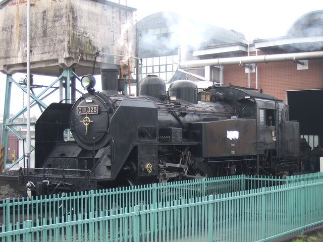 蒸気機関車(SL)のC11 325・整備工場で待機中の写真の写真