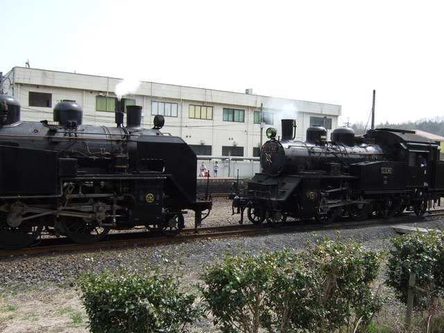 蒸気機関車(SL)のC12 66号機には除煙板がなくC11 325号機には除煙板があるの写真の写真