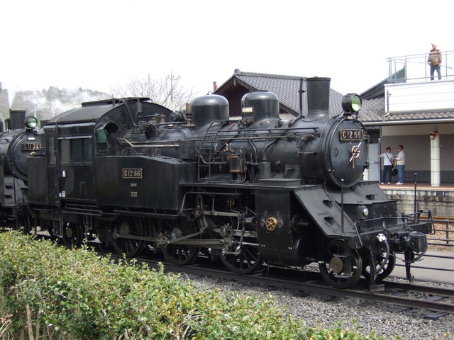蒸気機関車(SL)のC12 66・除煙板がないと前方に威圧感が少ないの写真の写真