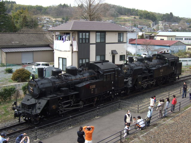 蒸気機関車・茂木駅で展示中のC12とC11の重連の写真の写真