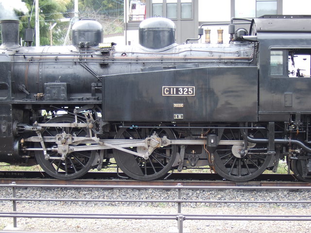 蒸気機関車(SL)のC11 325・真横から見た3軸の動輪の写真の写真