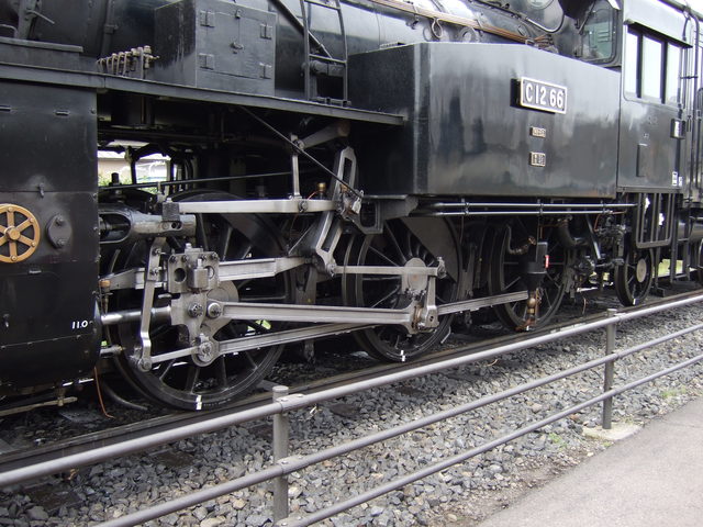 蒸気機関車(SL)のC12 66号機・3軸の動輪の写真の写真