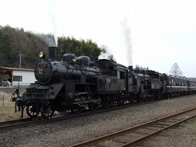 蒸気機関車(SL)のC12 66号機とC11 325号機の重連・下館駅で出発前の待機中の写真の写真