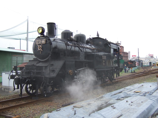 蒸気機関車(SL)のC12 66・蒸気を噴射の写真の写真