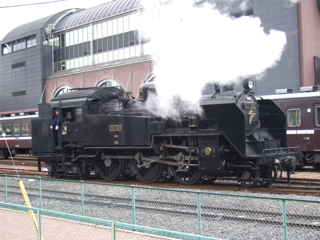 蒸気機関車(SL)のC11 325号機・白煙を上げるの写真の写真