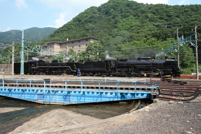 待機中のC57とC61の重連機関車の写真の写真
